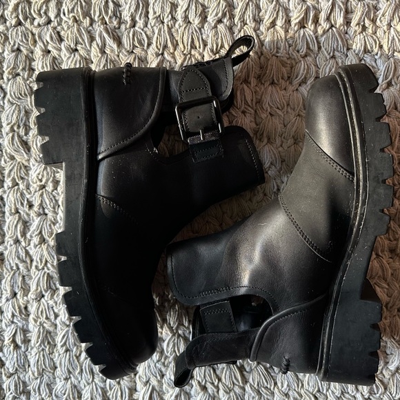 COPY - Black leather UGG boots size 7 - Picture 3 of 6